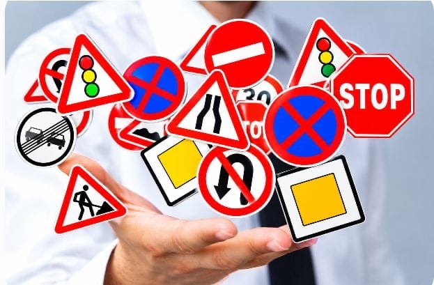 Sélection de panneaux routiers présentés par un formateur